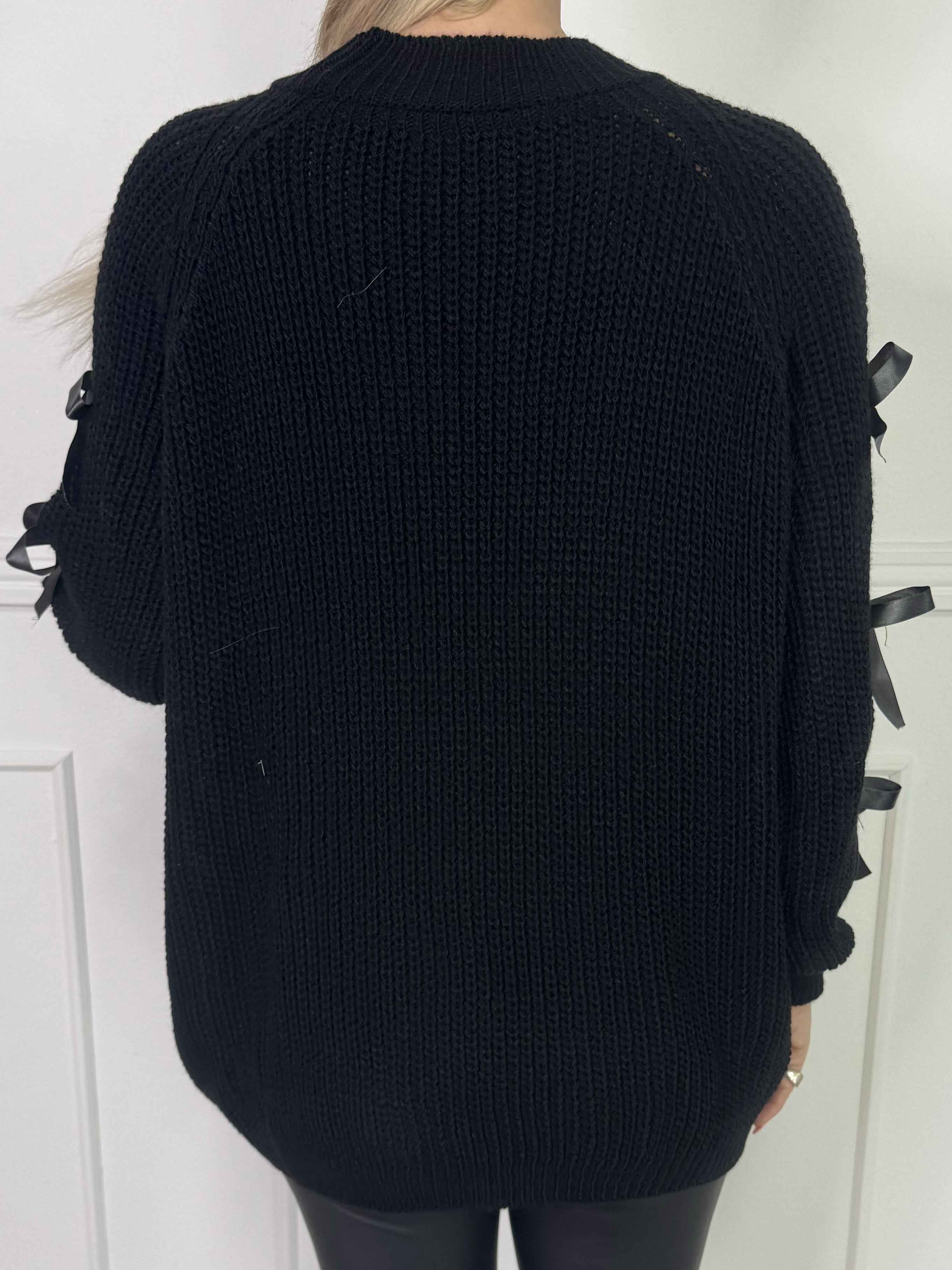 Birtha - Strikbluse med små åbninger og sløjfer på ærmet